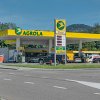 AGROLA Tankstelle mit LAVEBA Shop; auf Totem AGROLA Logo, Shop, E-mob Zeichen, Schnell-Ladestation und Car Wash in Neuhaus