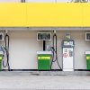 AGROLA Tankstelle in Hägglingen - drei Tanksäulen mit einem Zahlterminal: über Tanksäulen breiter gelber Streifen