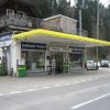 AGROLA Tankstelle in Wiggen; überdacht bei Garage Thomi, Subaru Garage; direkt an Strasse gelegen; über Tankstelle Balkon von Wohnhaus
