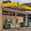 AGROLA Tankstelle in Boswil; überdachte Tankstelle mit einer Tanksäule; an Hausmauer gelegen; Abfalleimer grün und metall daneben