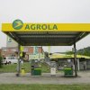 AGROLA Tankstelle in Wynigen; Freistehend mit zwei Tanksäulen und einem Zalterminal in der Mitte; im Hintergurnd eine selfwash Auto Waschanlage und ein LANDI Laden