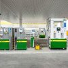 Frontalansicht der Tanksäulen AdBlue, Diesel und Wasserstoff. Im Hintergrund die Wasserstoff-Tanksäule für PKW und LKW sowie der Tankautomat. © Marion Nitsch/Lunax