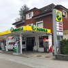 AGROLA Tankstelle in Lucens mit zwei Tanksäulen und Zahlterminal - Bleifrei und Diesel - Station service AGROLA - Sans Plomb 95 et 98