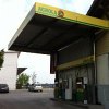 AGROLA Tankstelle in Uettligen, Bern; überdacht an Hausfassade; zwei Tanksäulen und ein Zahlterminal
