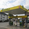 AGROLA Tankstelle in Wohlen bei Bern; freistehende Tankstelle überdacht mit zwei Tanksäulen und mittig das Zahlterminal