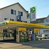 AGROLA Tankstelle in Eschenbach, St. Gallen. Bei Autogarage mit Peugeot und Alfa Romeo Logo. Tankstelle mit zwei Tanksäulen.