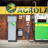 AGROLA Tankstelle in Auenstein; eine Tanksäule mit 2 Hähnen vor Holzwand