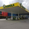 AGROLA Tankstelle in Willisau mit TopShop; Vorplatz; links Gebäude und Auto auf Bild