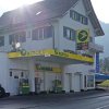 AGROLA Tankstelle in Vitznau mit zwei Tanksäulen und Zahlterminal bei einem Wohnhaus