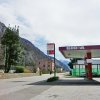 AGROLA GIOA Tankstelle in Osogna; rote Tankstellen-Markierung; Totem mit digitaler Preisanzeige