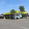 AGROLA Tankstelle in Alle mit TopShop; station-service AGROLA à Alle avec un TopShop; grosser Platz im Vordergrund; maison à gauche c'est un LANDI