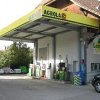 AGROLA Tankstelle in Krauchtal bei Landi; zwei Tanksäulen mit Zahlterminal ; im Hintergrund Erdsäcke von Landi; vorne PET Abfallbehälter