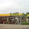 AGROLA Tankstelle in Diessenhofen bei Landi: rechts ist Totem Schild mit Landi und AGROLA Logo, Preisschildern und TopShop