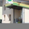AGROLA Tankstelle in Toffen, Bern, eine Tanksäule mit Zahlterminal - bei Wohnhaus zu