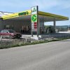 AGROLA Tankstelle in Schönengrund; direkt an Strasse; Totem in Bildmitte mit Landi Schild, AGROLA Schild und digitaler Preisanzeige 